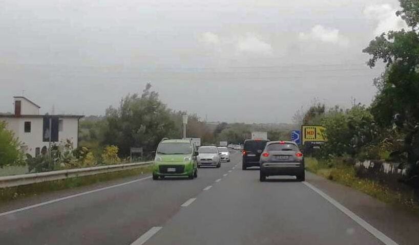 Paternò, la taratura dell’autovelox sulla SS 284 rallenta il traffico: manca ancora l’indicazione del limite massimo
