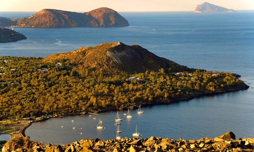 A Vulcano tre giovani turisti soccorsi da elicottero: impauriti ma in buone condizioni