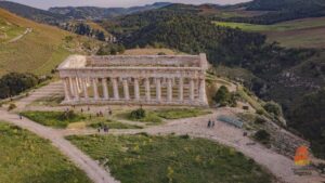Arte e Archeologia, il caos e la mostruosità di Segesta: così parlo Sgarbi e così condivise Musumeci