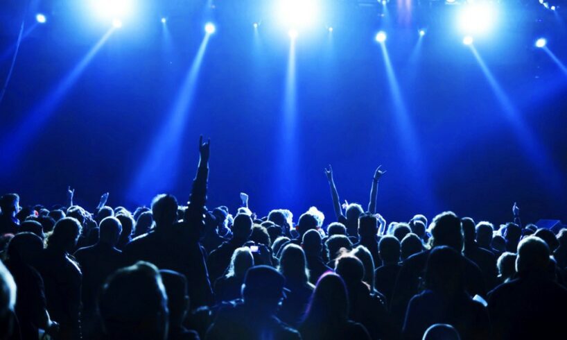 Catania, maxi party con 800 ragazzi in discoteca ‘abusiva’ di Corso Italia: somministrava alcol a minorenni