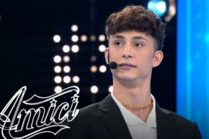Adrano, Nunzio vince la sfida contro LDA ad ‘Amici’ (e non viene eliminato): tre puntate alla finale