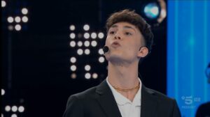 Adrano, Nunzio vince la sfida contro LDA ad ‘Amici’ (e non viene eliminato): tre puntate alla finale