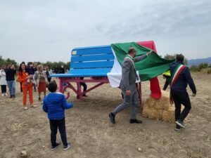 Centuripe, dalla ‘Grande Panchina’ dei Calanchi uno sguardo nuovo sul territorio: realizzata dalla famiglia Capizzi di Biancavilla