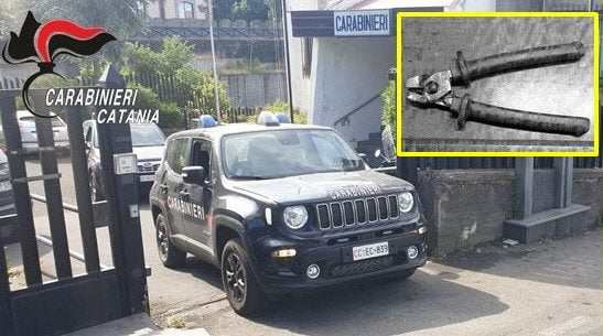Belpasso, donna di 43 anni di Aci Castello ruba tre paia di scarpe munita di tronchesina: denunciata