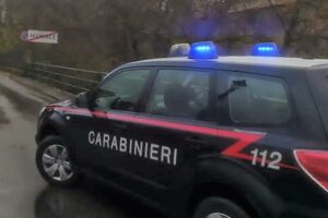 Maniace, colpi di pistola contro l’auto di un giovane: “Non infastidire mia figlia”. Fermato 45enne
