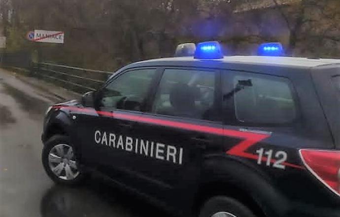 Maniace, colpi di pistola contro l’auto di un giovane: “Non infastidire mia figlia”. Fermato 45enne
