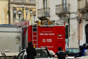 Paternò, ‘parcheggio selvaggio’ in Piazza Indipendenza blocca i pompieri: fermi per oltre un quarto d'ora