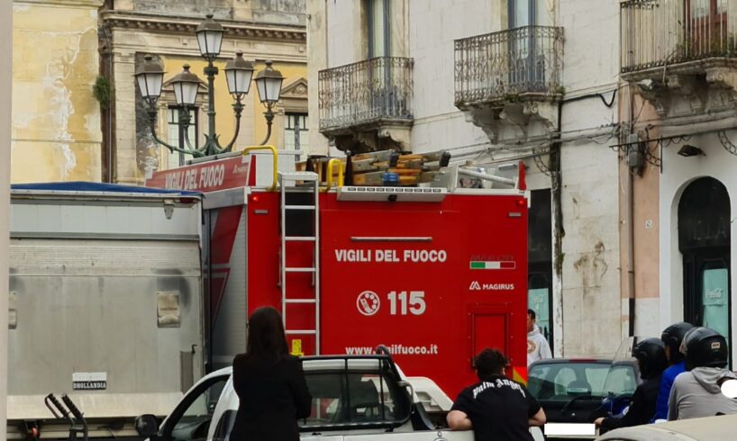 Paternò, ‘parcheggio selvaggio’ in Piazza Indipendenza blocca i pompieri: fermi per oltre un quarto d'ora