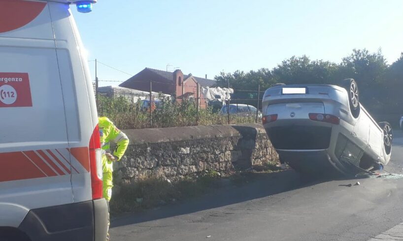 Paternò, incidente sulla Sp 15 in c.da Ponte Barca: Fiat Croma urta i blocchi di cemento