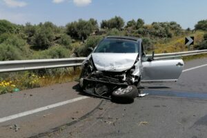 Paternò, scontro tra due auto sulla SS 284: ci sono feriti. Traffico in tilt