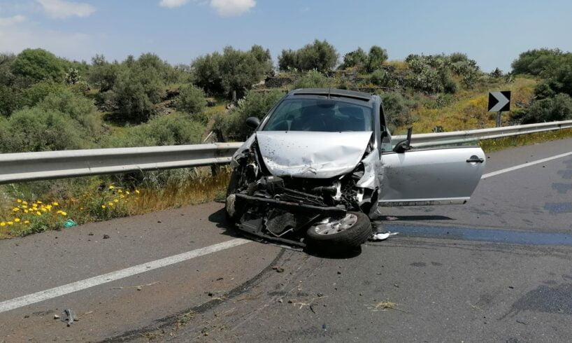 Paternò, scontro tra due auto sulla SS 284: ci sono feriti. Traffico in tilt