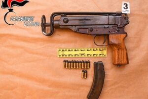 Misterbianco, mitraglietta ‘Skorpion’ e 400 cartucce nascoste in garage: denunciato macellaio di 55 anni