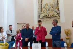 Adrano, accoglienza trionfale per Nunzio di ‘Amici’: “Ho portato la Coppa nei cuori di ognuno di voi”
