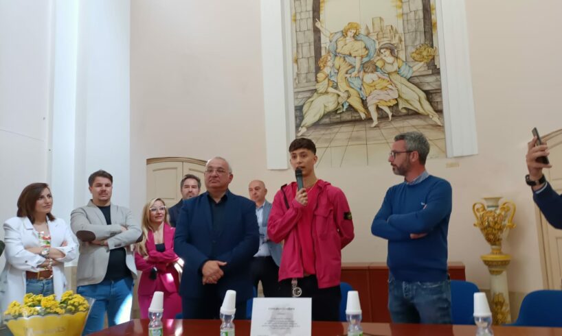Adrano, accoglienza trionfale per Nunzio di ‘Amici’: “Ho portato la Coppa nei cuori di ognuno di voi”