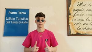 Adrano, accoglienza trionfale per Nunzio di ‘Amici’: “Ho portato la Coppa nei cuori di ognuno di voi”