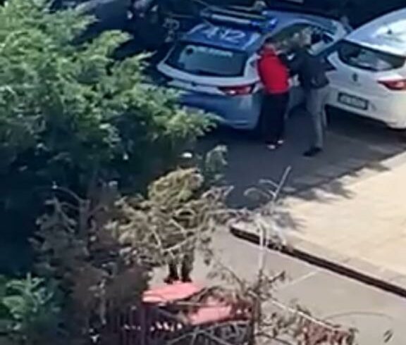 Adrano, due 17enni in fuga con l’auto rubata fino a Biancavilla: bloccati dalla Polizia nei pressi della scuola ‘Bruno’ (VIDEO)