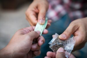 Catania, pusher 41enne sorpreso dai Carabinieri mentre vende droga ai clienti: arrestato in flagranza