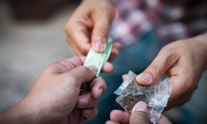 Catania, pusher 41enne sorpreso dai Carabinieri mentre vende droga ai clienti: arrestato in flagranza