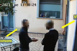 Riposto, banchetti gratis a posto del pizzo nel bar-ristorante appena inaugurato: 34enne arrestato (VIDEO)