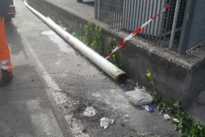 Paternò, ‘sradicato’ e messo in sicurezza palo della luce in Corso Italia: danneggiato dal forte vento