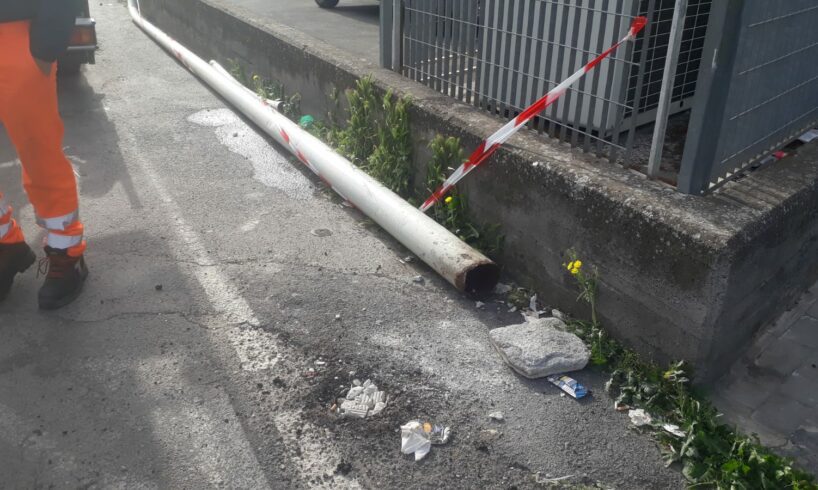 Paternò, ‘sradicato’ e messo in sicurezza palo della luce in Corso Italia: danneggiato dal forte vento