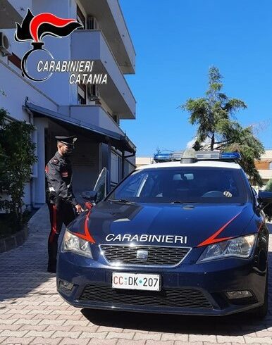 Palagonia, botte alla moglie e una coltellata alla schiena al cognato: 38enne arrestato in flagranza