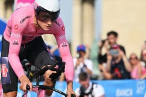 Giro d’Italia, Van der Poel resta in maglia rosa: oggi terza tappa in Ungheria