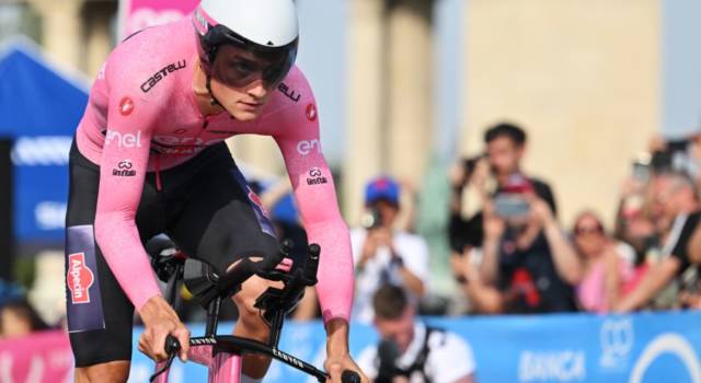 Giro d’Italia, Van der Poel resta in maglia rosa: oggi terza tappa in Ungheria