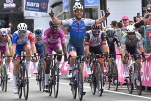 Giro d’Italia, la Carovana Rosa arriva in Sicilia: domani la tappa con traguardo sull’Etna