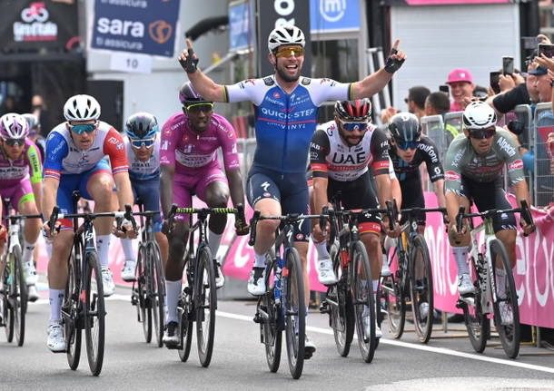Giro d’Italia, la Carovana Rosa arriva in Sicilia: domani la tappa con traguardo sull’Etna