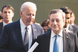Ucraina, Draghi lavora per la pace non imposta: “La Russia ha dimostrato di essere meno invincibile”