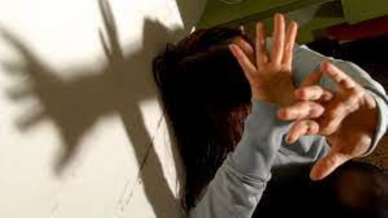 Adrano, aggredisce l’ex compagna mentre tiene in mano una bambina: 23enne arrestato per maltrattamenti in famiglia