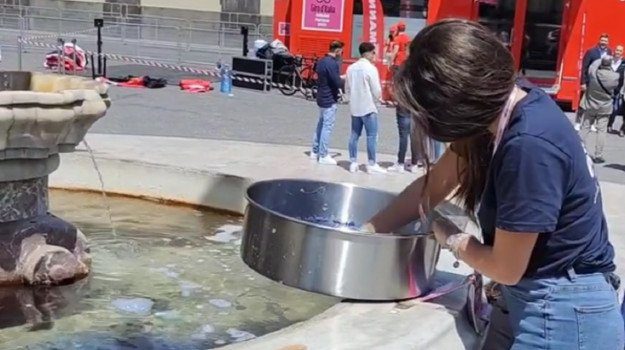 Catania, il pentolone lavato alla Fontana del Liotru: il Giro d’Italia chiede scusa alla città e licenzia l’addetta