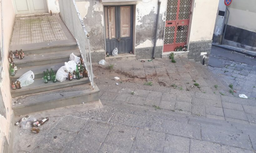 Paternò, degrado sulla scalinata di via Leopardi: rabbia e rassegnazione dei residenti