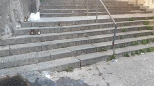 Paternò, degrado sulla scalinata di via Leopardi: rabbia e rassegnazione dei residenti