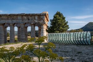 Parla l’artista Costas Varotsos: “A Segesta la mia ‘Spyrale’ cercava l’equilibrio perfetto. Sulla mia opera un grande malinteso” 
