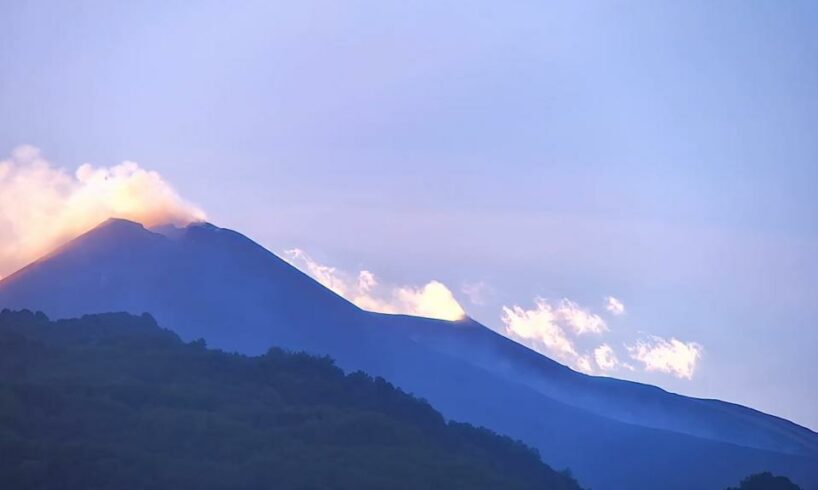 Etna, colata lavica e cenere vulcanica da cratere di Sud-Est. L’Ingv: “È destinata a durare”