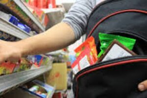 Aci S. Antonio, due giovani fanno scorta ‘gratuita’ al supermercato: i carabinieri li aspettano all’uscita