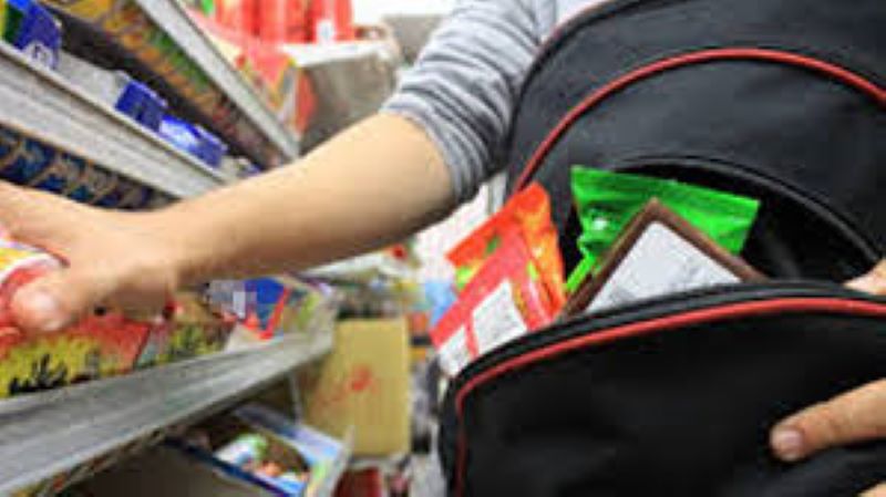 Aci S. Antonio, due giovani fanno scorta ‘gratuita’ al supermercato: i carabinieri li aspettano all’uscita