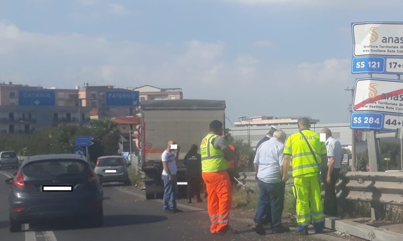Paternó, autocarro contro guard-rail sulla Ss 284: traffico in tilt