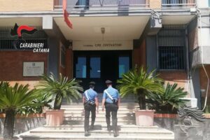 Acireale, 35enne ladro di catalizzatori beccato con la smerigliatrice ancora accesa