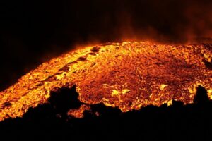 Etna, nel periodo eruttivo ‘vomitati’ 750 mila metri cubi di lava: nuovo flusso lavico a quota 3250 m