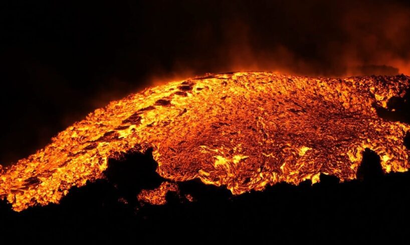 Etna, nel periodo eruttivo ‘vomitati’ 750 mila metri cubi di lava: nuovo flusso lavico a quota 3250 m