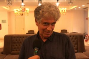 Il ‘berretto’ di Gianfranco Jannuzzo e le sue storie su Gigi Proietti, Renzino Barbera e quel vigile urbano di Adrano (VIDEO INTERVISTA)