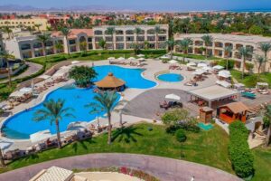 Tragedia a Sharm el-Sheikh, bimba di 13 mesi precipita dal balcone dell’hotel e muore: era in vacanza con i genitori italiani