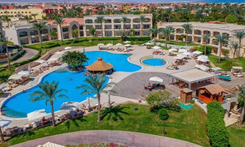 Tragedia a Sharm el-Sheikh, bimba di 13 mesi precipita dal balcone dell’hotel e muore: era in vacanza con i genitori italiani