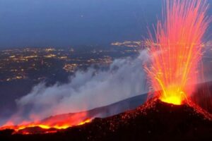 Etna, in aumento l’attività esplosiva al cratere di sud-est: nube di cenere alta 5 km