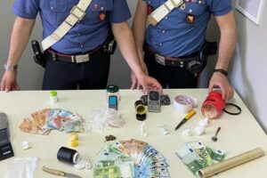 Maniace, giovani e cocaina: un arresto e una denuncia dopo controlli anti spaccio