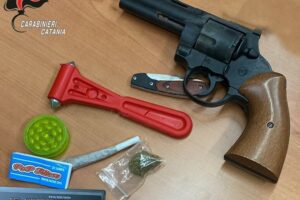 Gravina di Catania: nell’auto sportiva coltello, droga, e pistola scacciacani: 4 minori denunciati