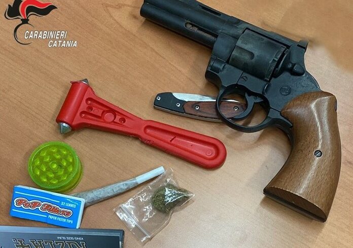 Gravina di Catania: nell’auto sportiva coltello, droga, e pistola scacciacani: 4 minori denunciati